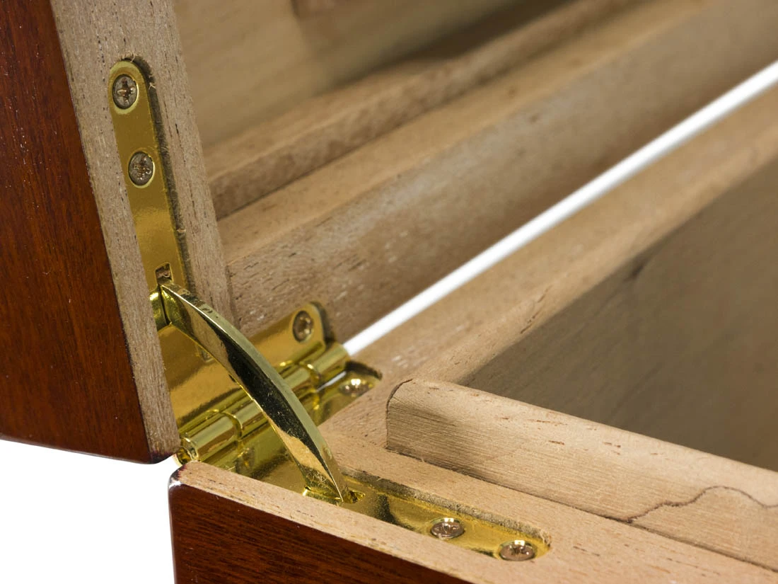 Laquered Finish Cigar Humidor - Holds 60 To 80 Cigars 4 Laquered Finish Cigar Humidor - Holds 60 To 80 Cigars - Image 2