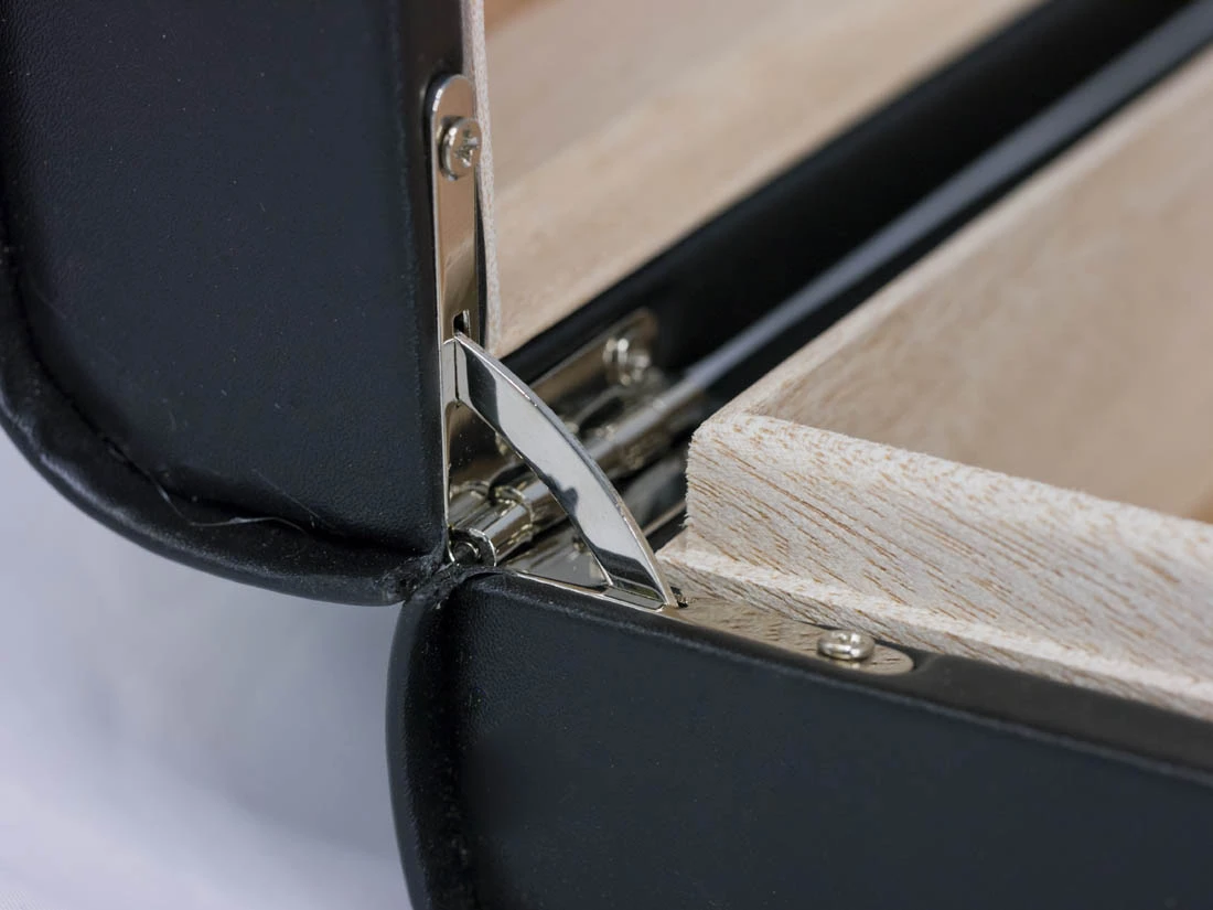 Leather Madrid Travel Humidor With Embedded Digital Hygrometer 3 Leather Madrid Travel Humidor With Embedded Digital Hygrometer